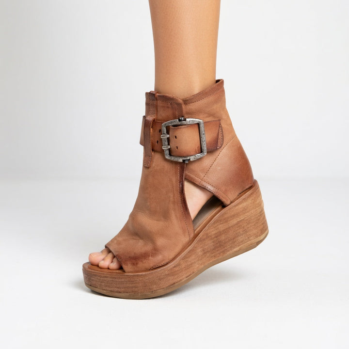 Cleó Buckle Wedges