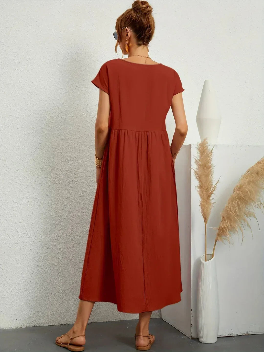 Lora | A midi dress with timeless elegance