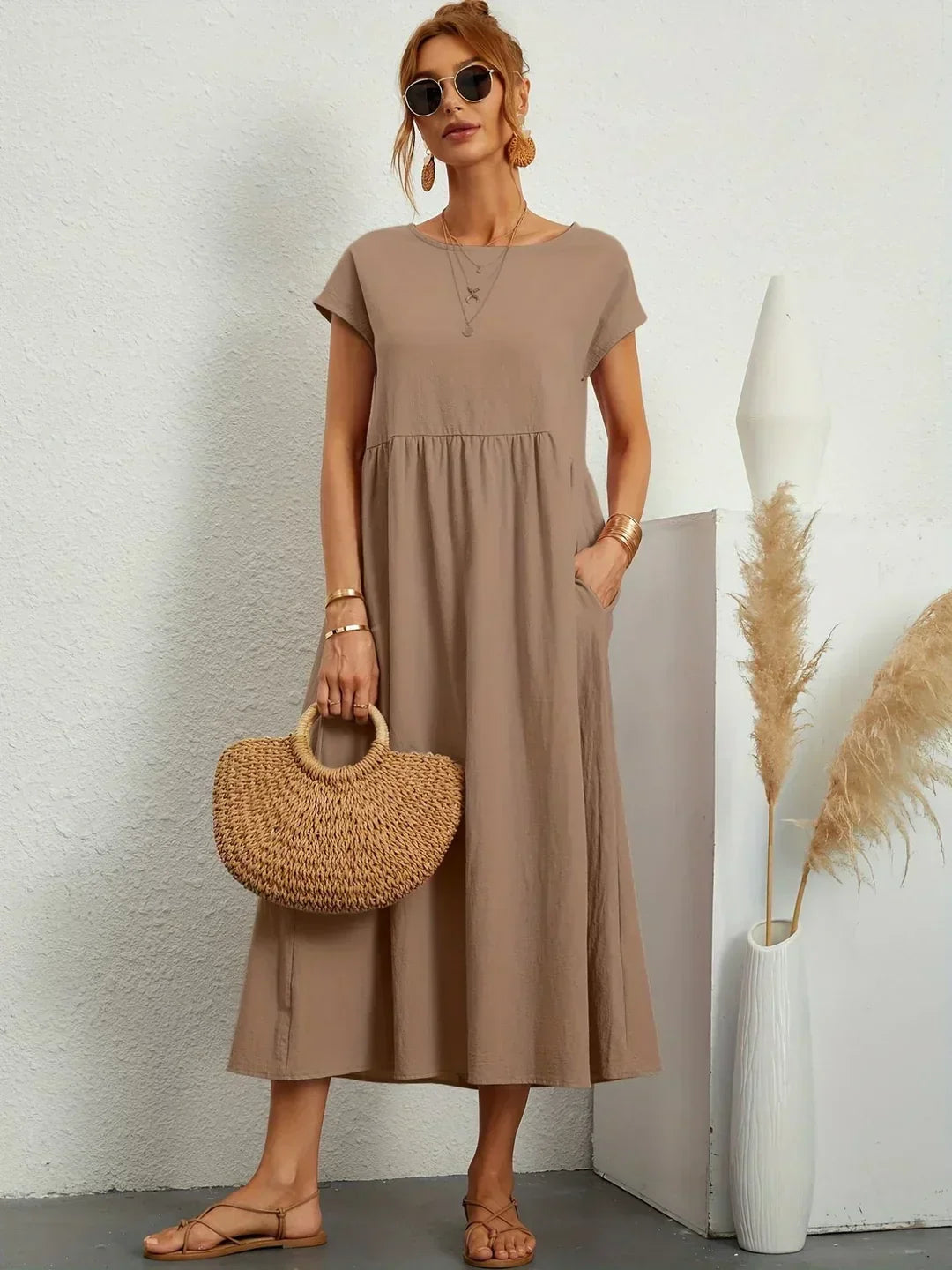 Lora | A midi dress with timeless elegance