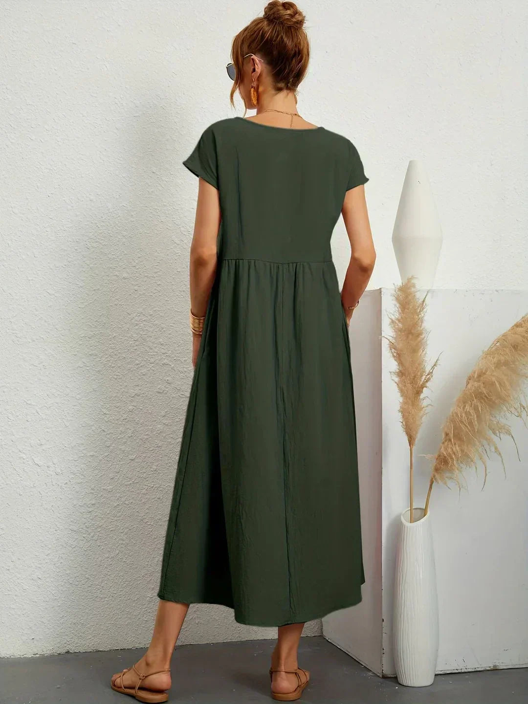 Lora | A midi dress with timeless elegance