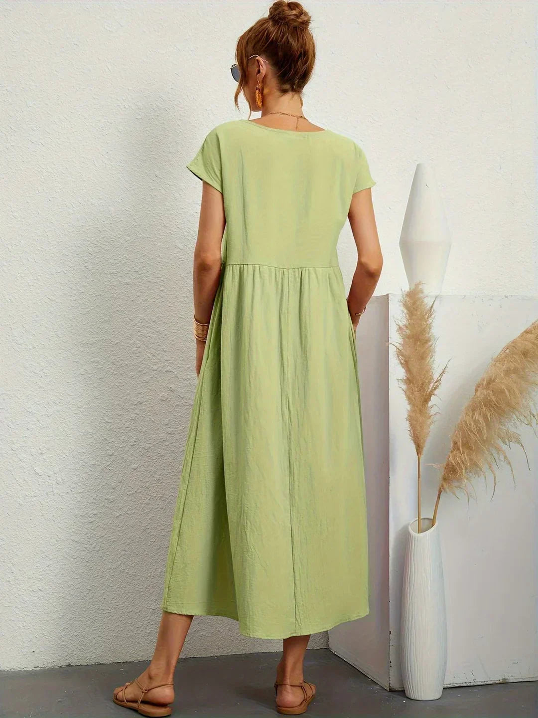 Lora | A midi dress with timeless elegance