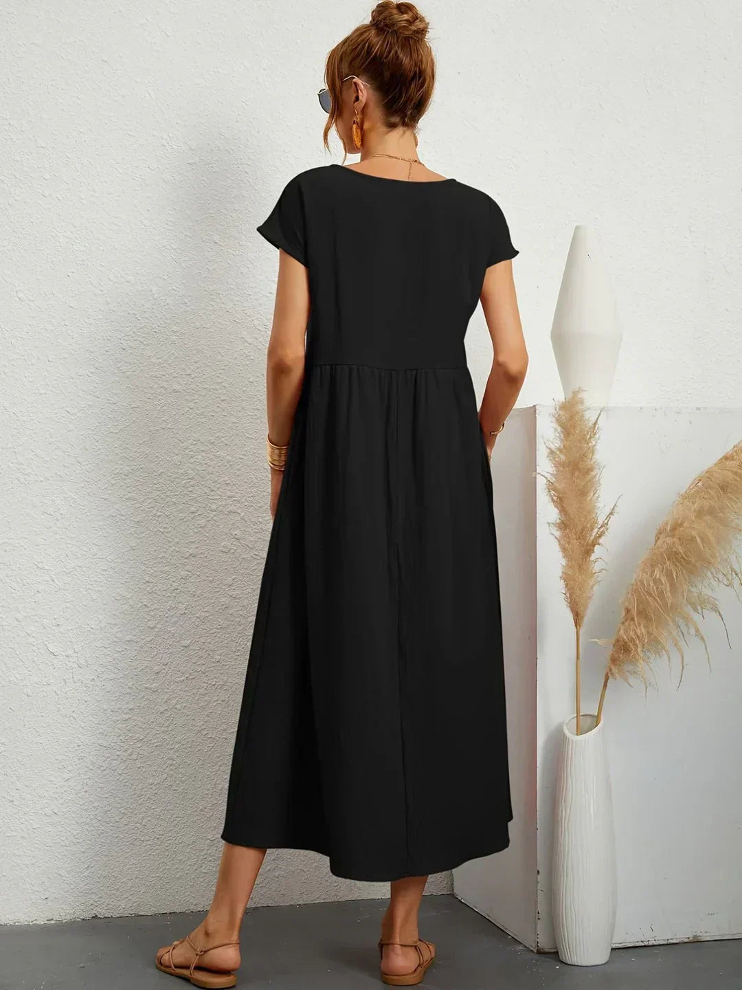 Lora | A midi dress with timeless elegance